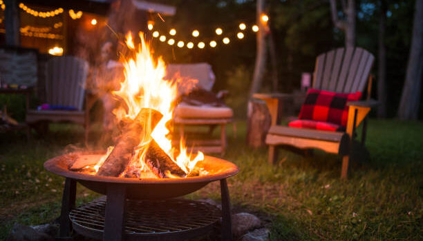Mit Bekannaten am Feuer